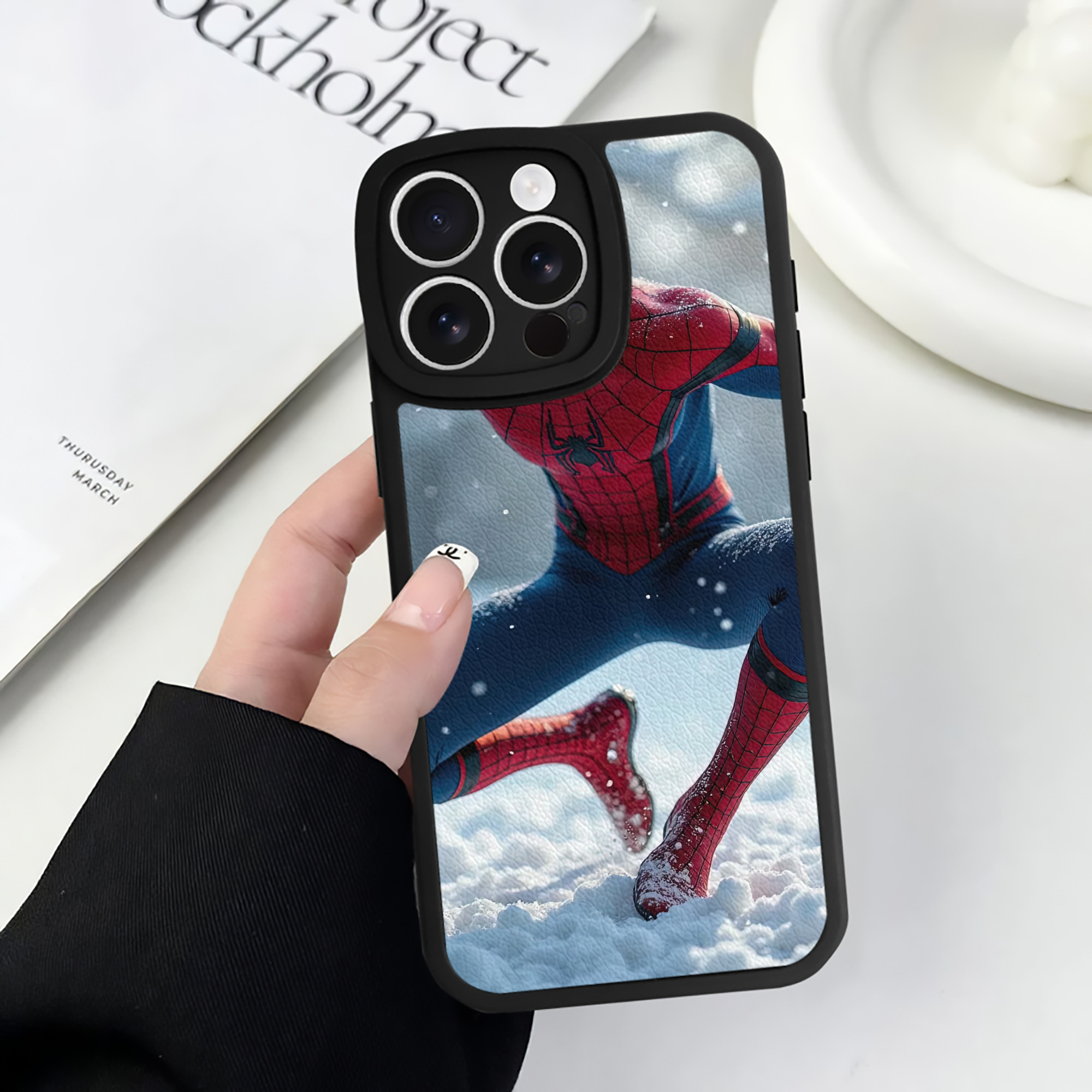 Spider Man スパイダーマン 【iPhone 16シリーズ対応】シリコンスマホケース（レザー調） 材質：シリコン
